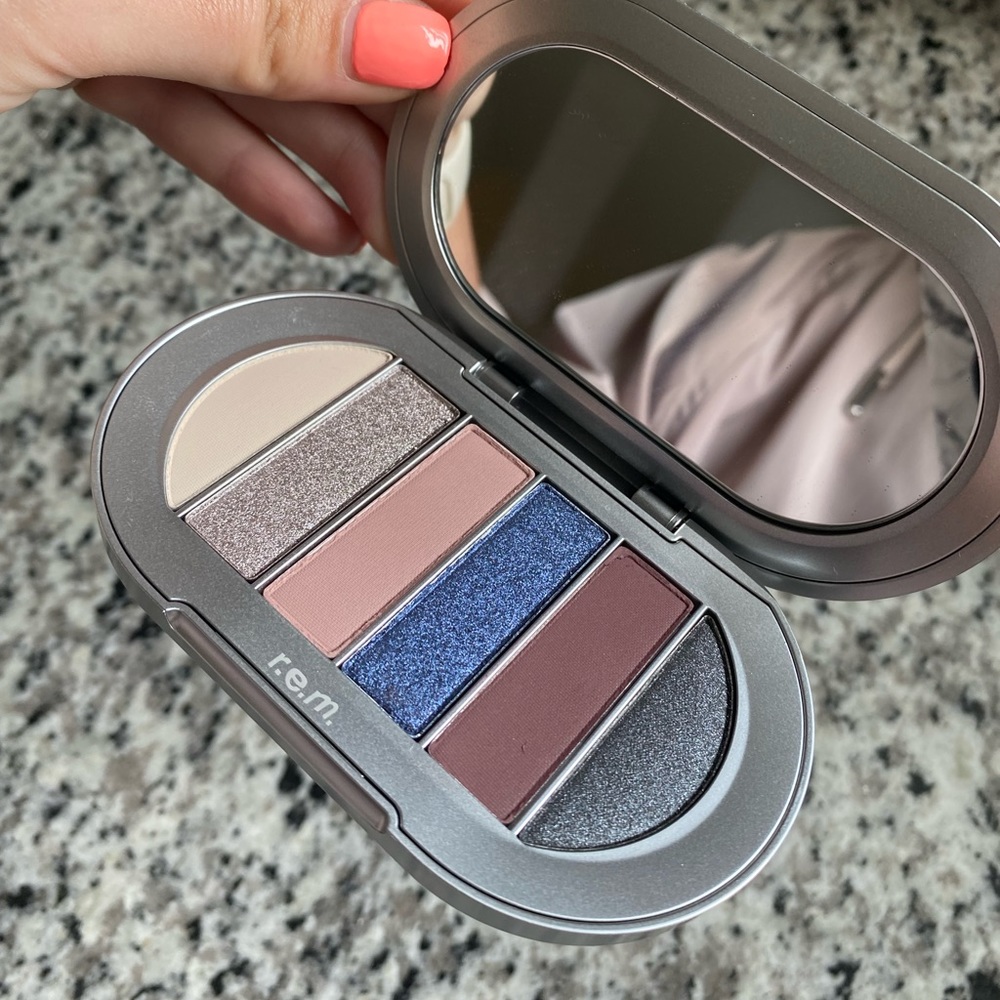 R.E.M. BEAUTY by Ariana Grande eyeshadow palette